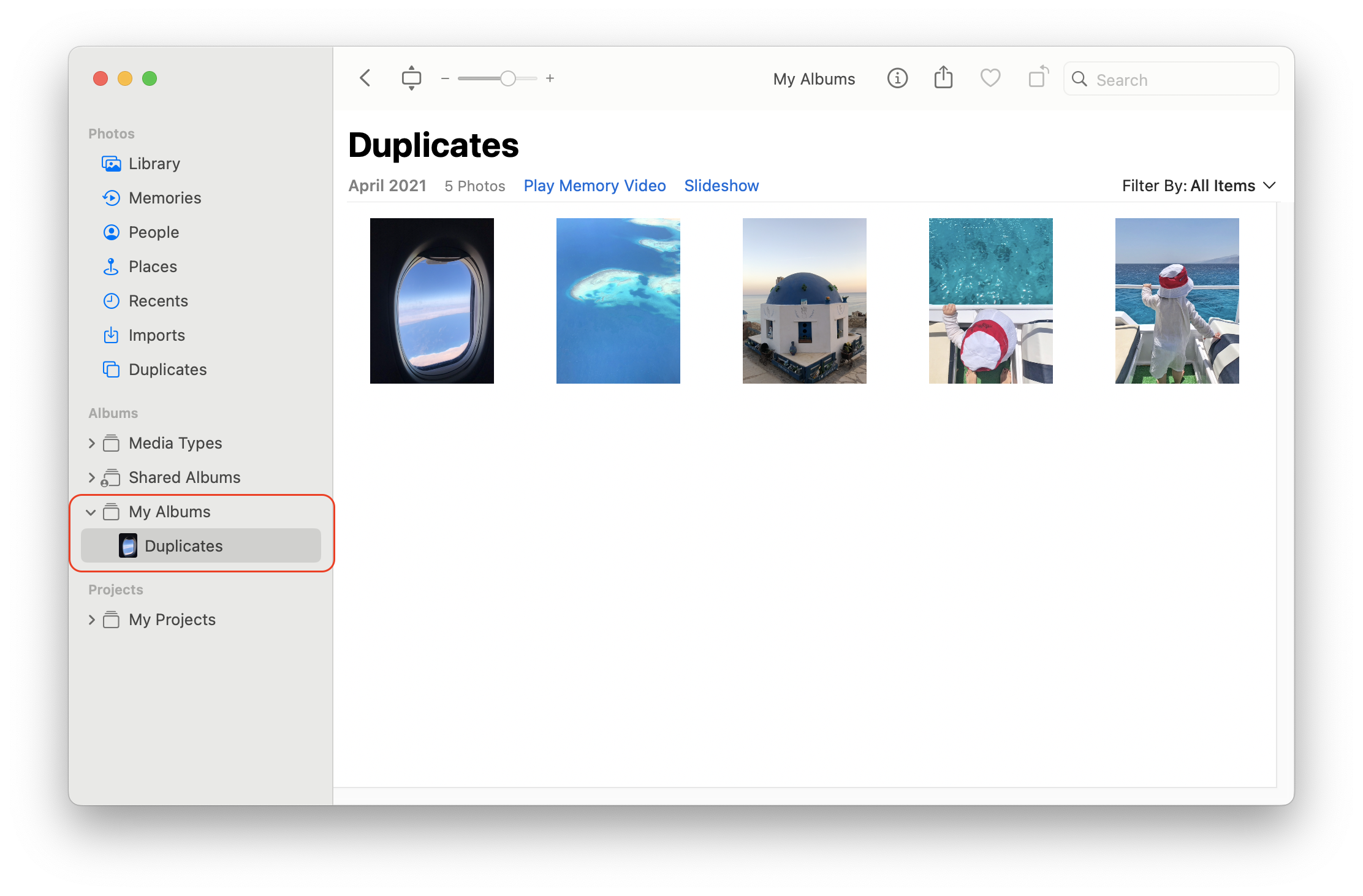Photos library app with Duplicates album  in sidebar