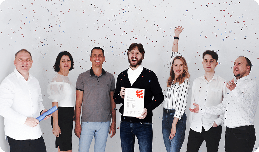team photo with reddot award